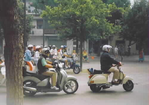 vespa raduno di porto garibaldi e sette lidi ferraresi (ferrara) del 16 luglio 2006-frullo-scooter intruso