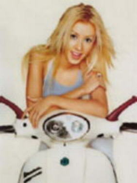 Cristina Aguilera in Vespa 