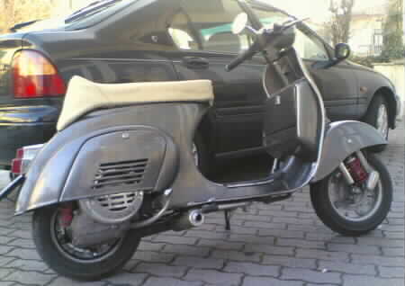 vespa primavera del 77  Motore: 132 malossi con testa e scarico lucidati e travasi leggermente ingranditi, albero mazzucchelli spalle piene cono 19, carburatore dell'orto phbl 25 con filtro air box polini, aspirazione al cilindro con collettore lamellare lucidato, carter con travasi perfettamente raccordati al cilindro grazie a riporto di materiale, cuscinetto lato volano a rulli della fag, paraoli corteco, accensione elettronica pk s con volano da 1,5 kg in attesa dell'accensione elettronica ad anticipo variabile vespatronik, campana 27/69 con friz a 4dischi, marmitta simonini d&f con silenziatore in carbonio. Estetica e altro: Ammortizzatori a gas bitubo anteriore e posteriore, sella aquila da accelerazione, manopole in spugna, targa rialzata, gomme dunlop tt 91 gp, cavalletto laterale. La vespa raggiunge i circa 10.500 giri\min, con una velocit in 3 di circa 118 km\h. Manca la 4 corta che con un espansione e una campana 27\69 sarebbe d'obbligo e quindi nel cambio 3\4 la vespa si siede un po ma comunque con un buon rettilineo raggiunge i 135 km\h, il tutto non a pieni giri.