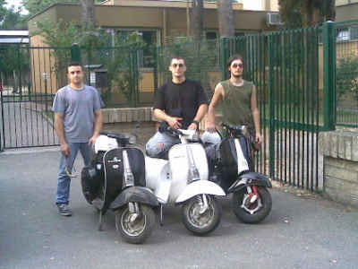 Ciao ti mando questa foto con la speranza di vederla pubblicata di noi 3 amici vespaioli emanuele,gianluca e daniele prima di una scarrozzata al lago di castel gandolfo nell estate 2008!complimenti per il sito Gianluca e grazie!ciao