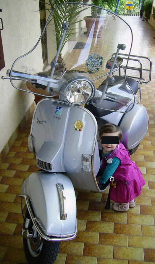 Vespa e bambina Davide di Rimini