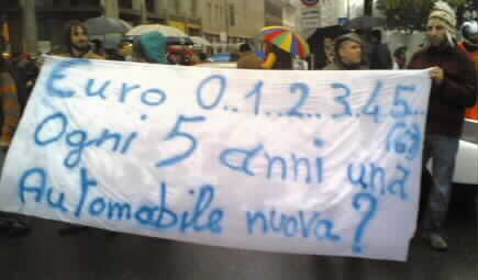 manifestazione milano manifesto contro euro