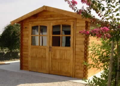 casetta in legno rimessa garage officina per manutenzione vespa
