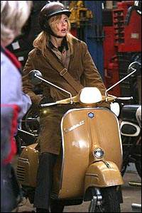 Nicole Kidman guida la Vespa nel film "The Interpreter"del 2005