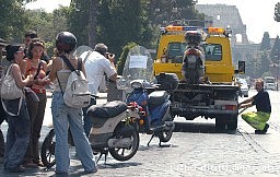 e ve ne vantate anche? Non pensate sia vergognoso? Avete mai avuto un motorino, o  solo per invidia?